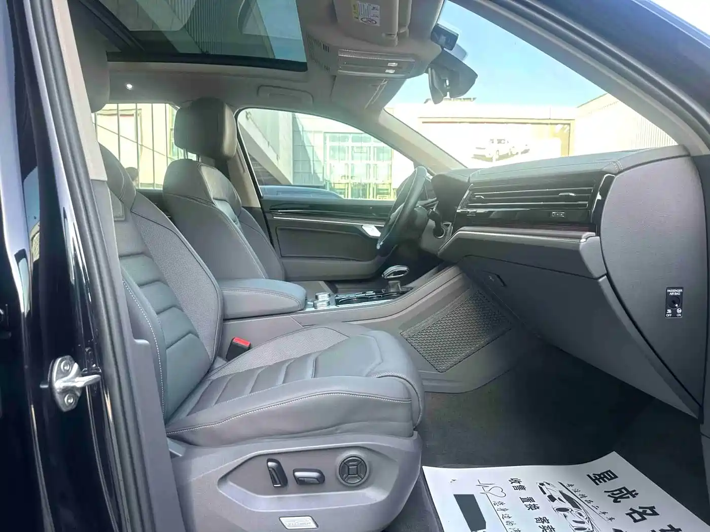 Volkswagen Touareg 2021 3.0TSI Sharp Edition with Gloss Black Sports Package фото 11