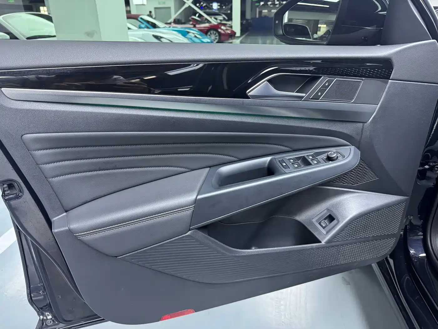 Volkswagen Passat 2023 380TSI Luxury Edition фото 4