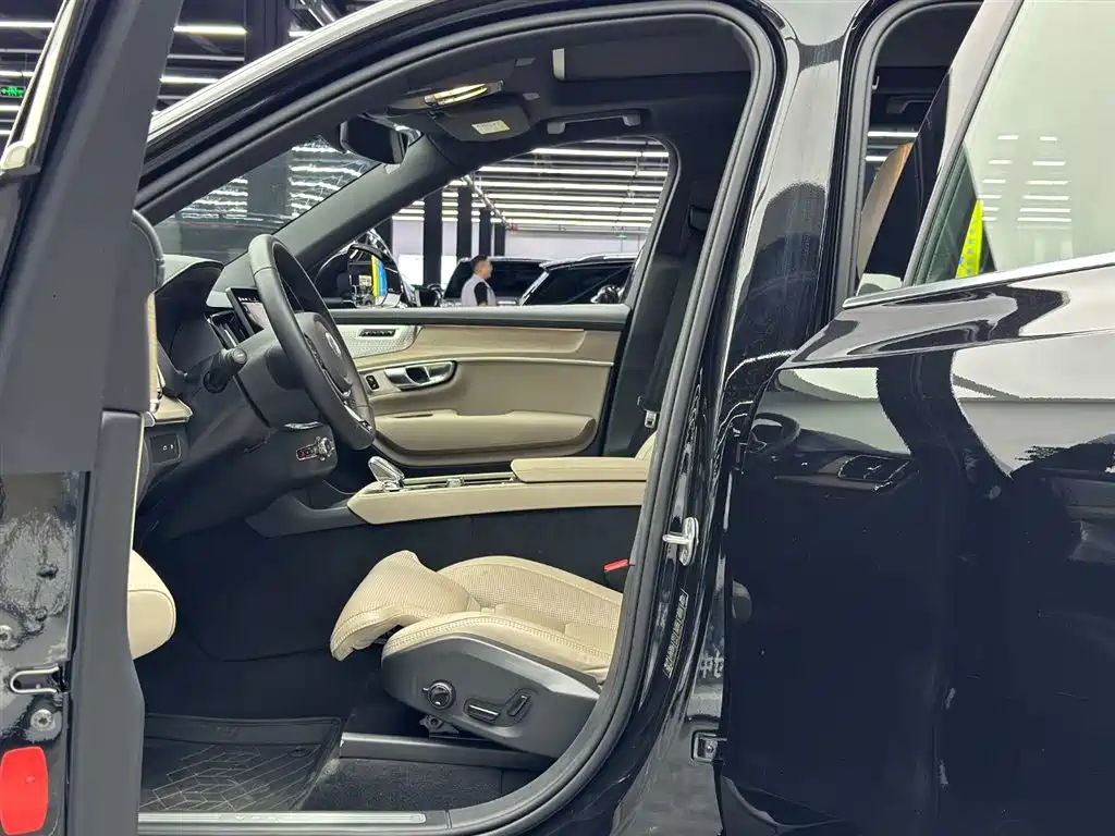 VOLVO XC90 PLUG-IN HYBRID