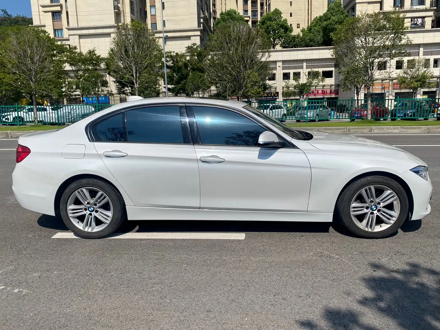 BMW 3 Series 2018 318i фото 3