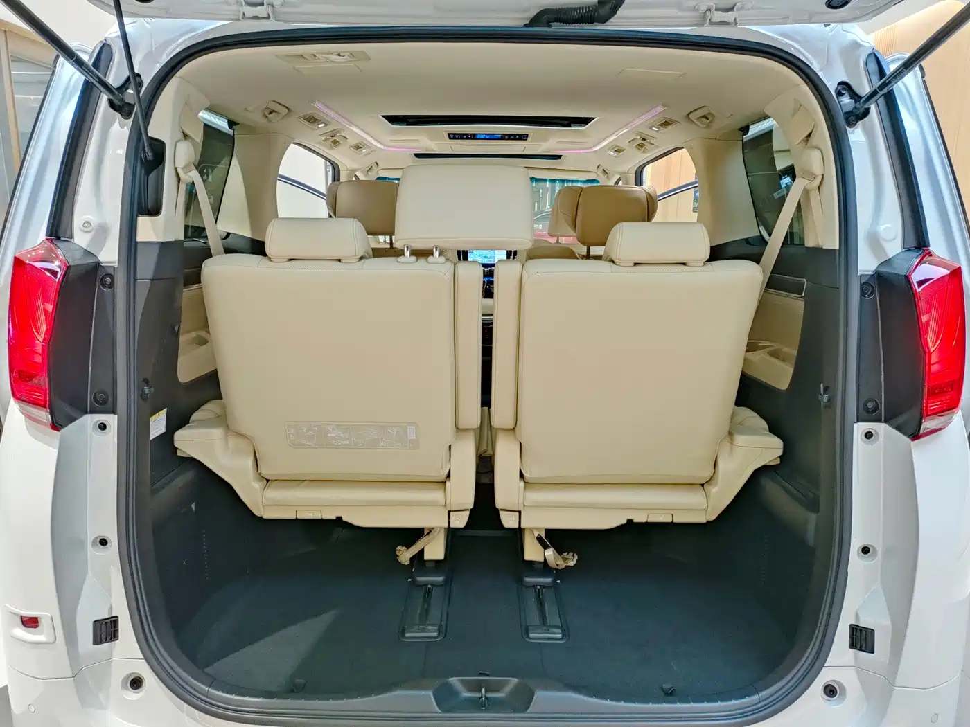Toyota Alphard 2020 Hybrid 2.5L Luxury Edition фото 15