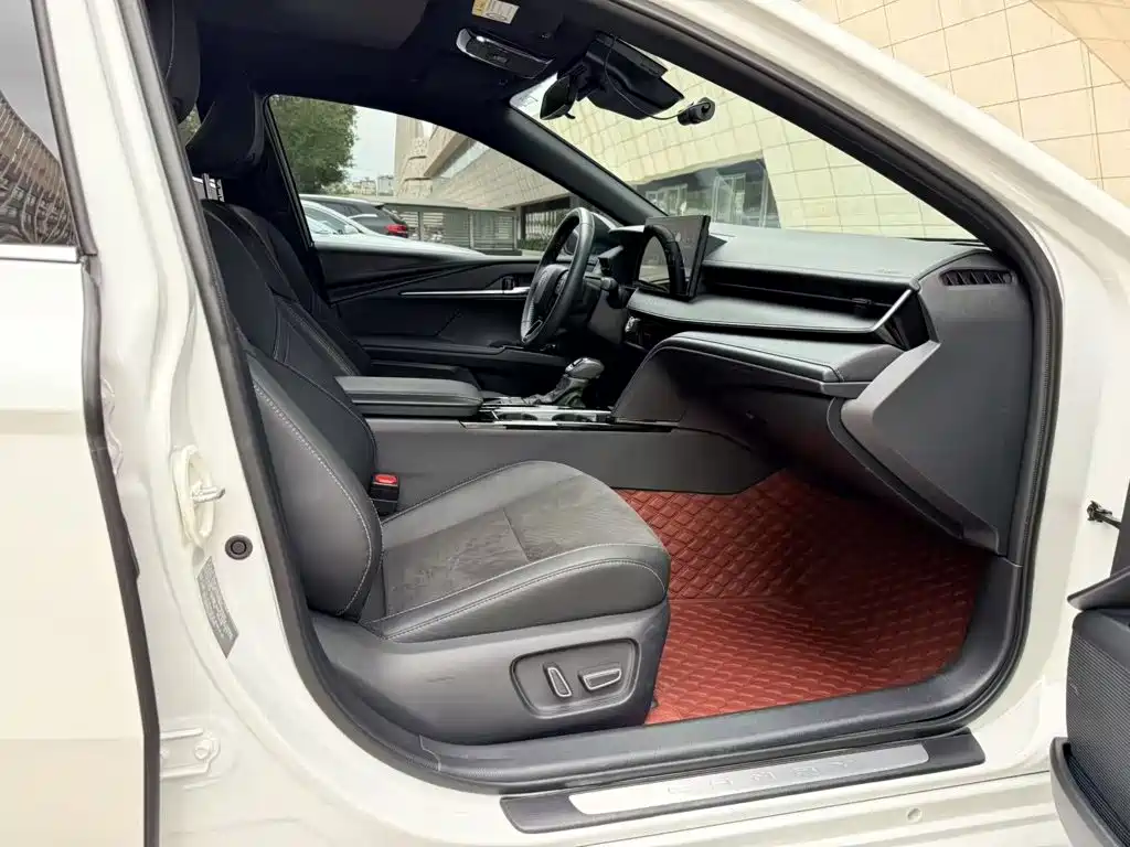 Фото 20 - Toyota Camry