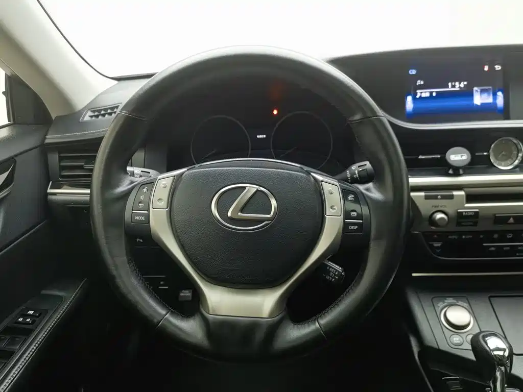 Фото 11 - Lexus ES