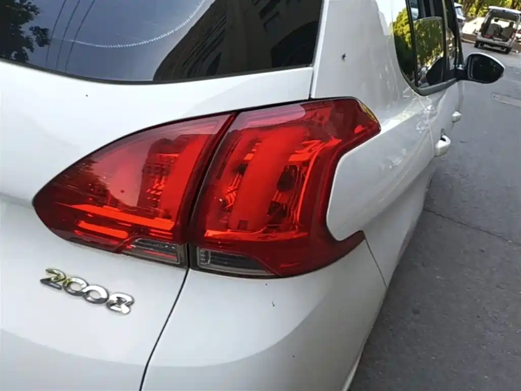 Peugeot 2008 2014 1.6L Automatic Fashion Edition фото 8