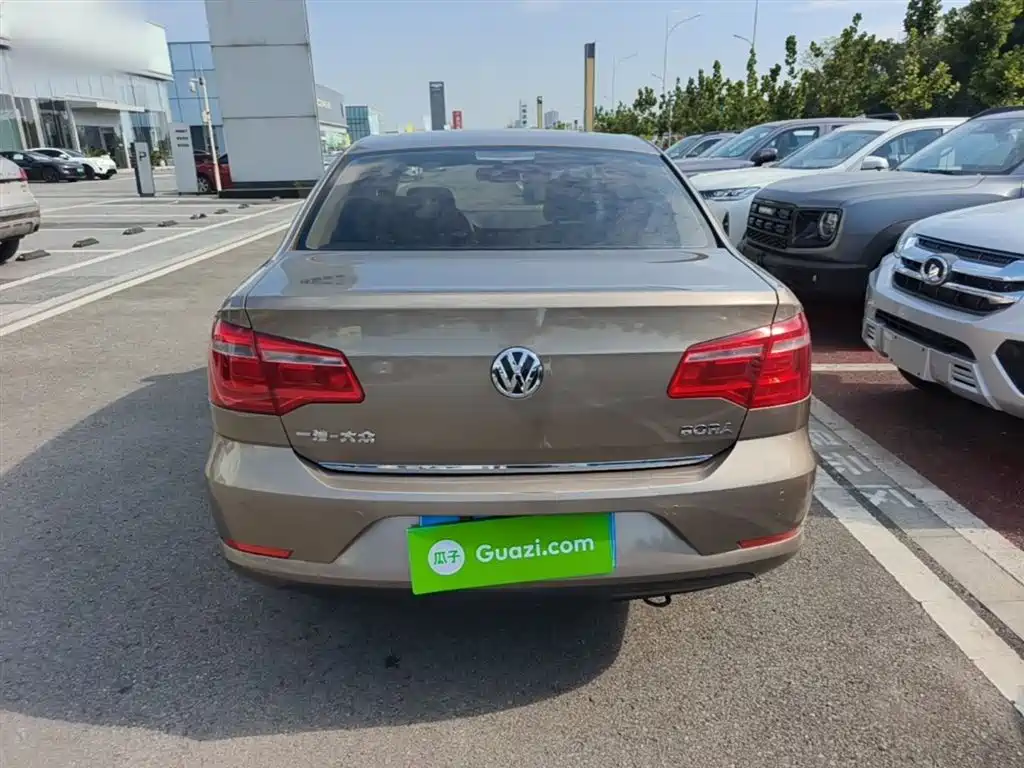 Volkswagen Bora 2014 1.6L Automatic Luxury Edition фото 6