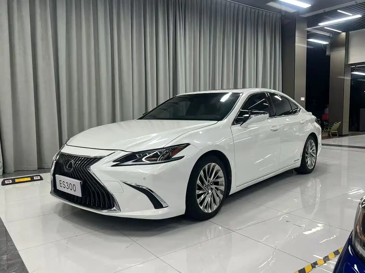 Lexus ES 2018 300h Executive Edition China V фото 3