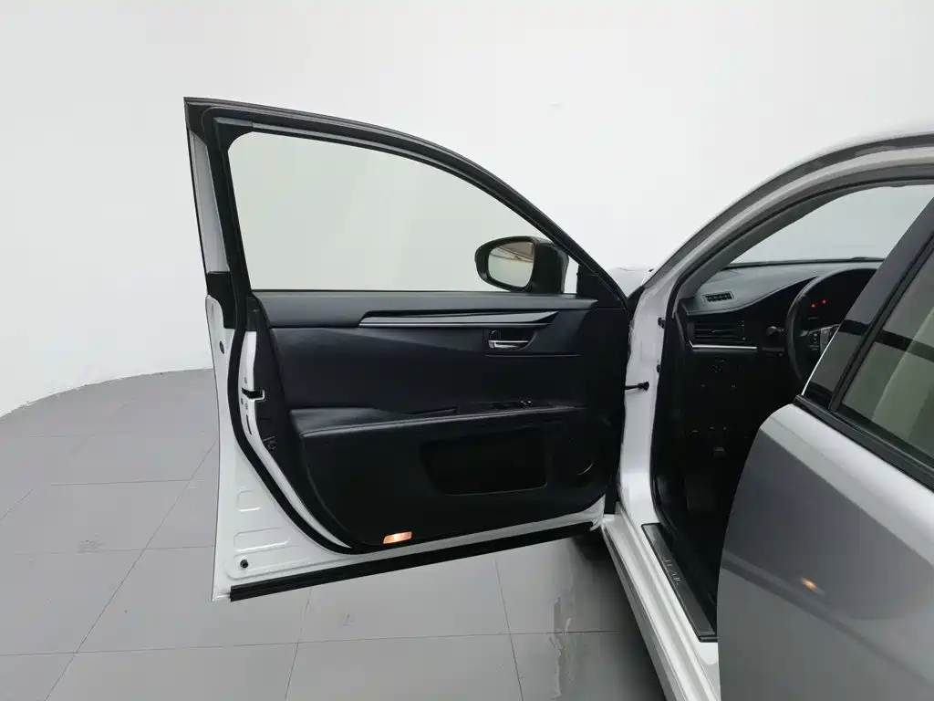 Фото 8 - Lexus ES