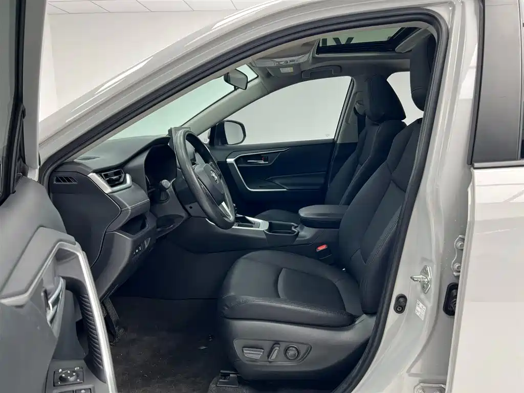 Toyota RAV4 Rongfang 2022 2.0L CVT 2WD Trend Edition фото 19