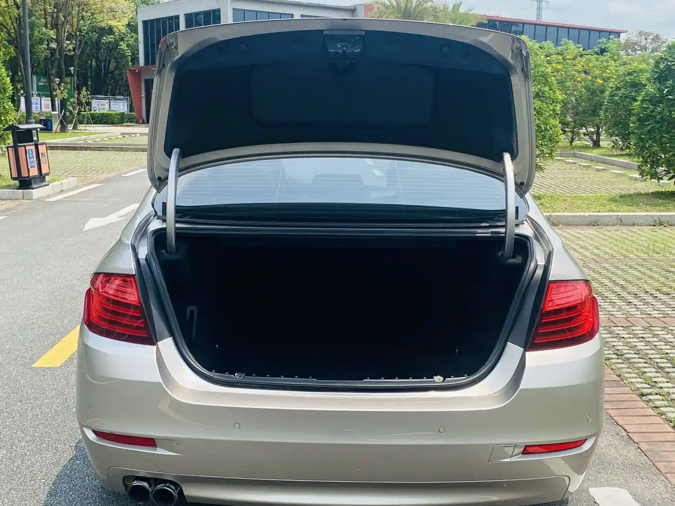BMW 5 Series 2014 525Li Leading фото 8