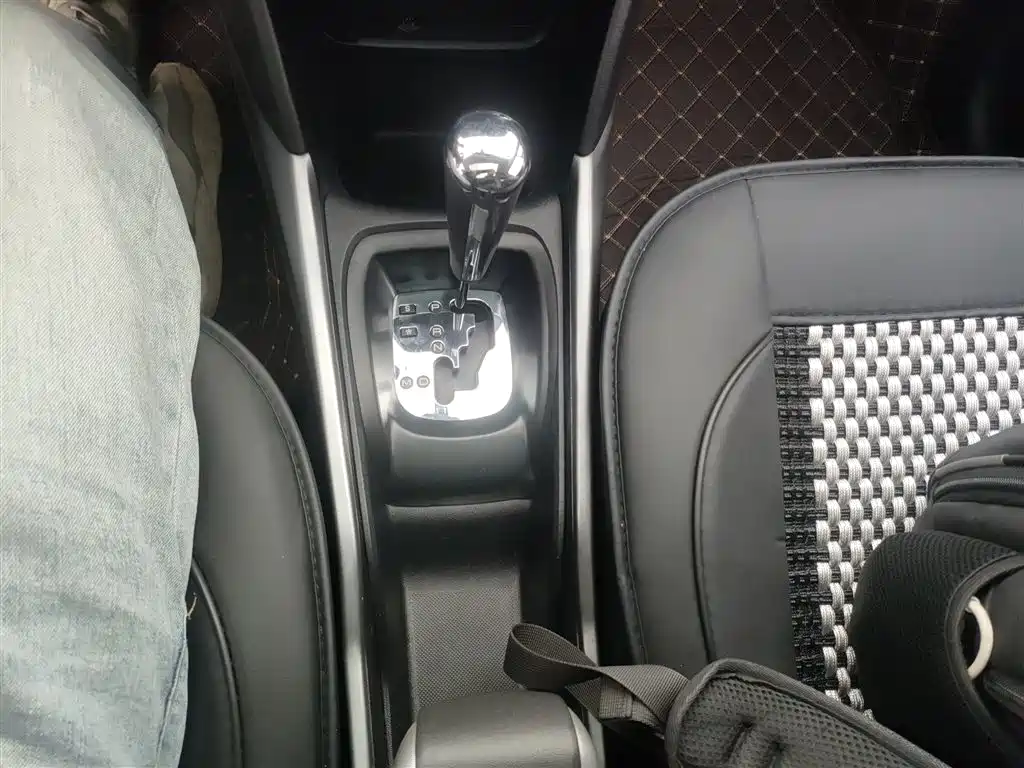 Peugeot 2008 2018 1.6L Automatic Fashion Edition фото 6