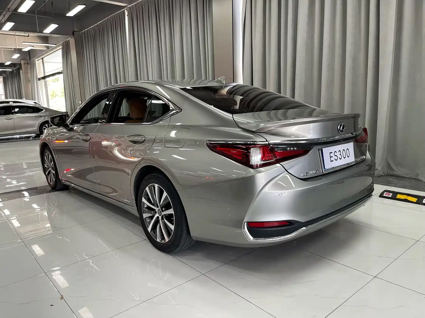 Lexus ES 2018 300h Excellence Edition China V фото 9