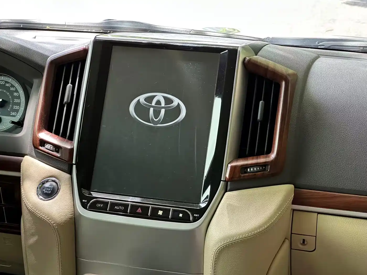 Toyota Land Cruiser (Import) 2015 4.0L V6 Middle East Low Configuration Edition фото 8
