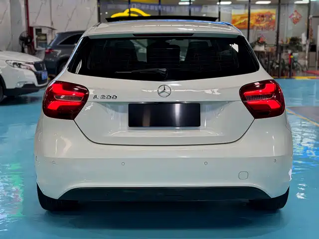 Mercedes-Benz A-Class (Import) 2016 A 200 Fashion — фото 5