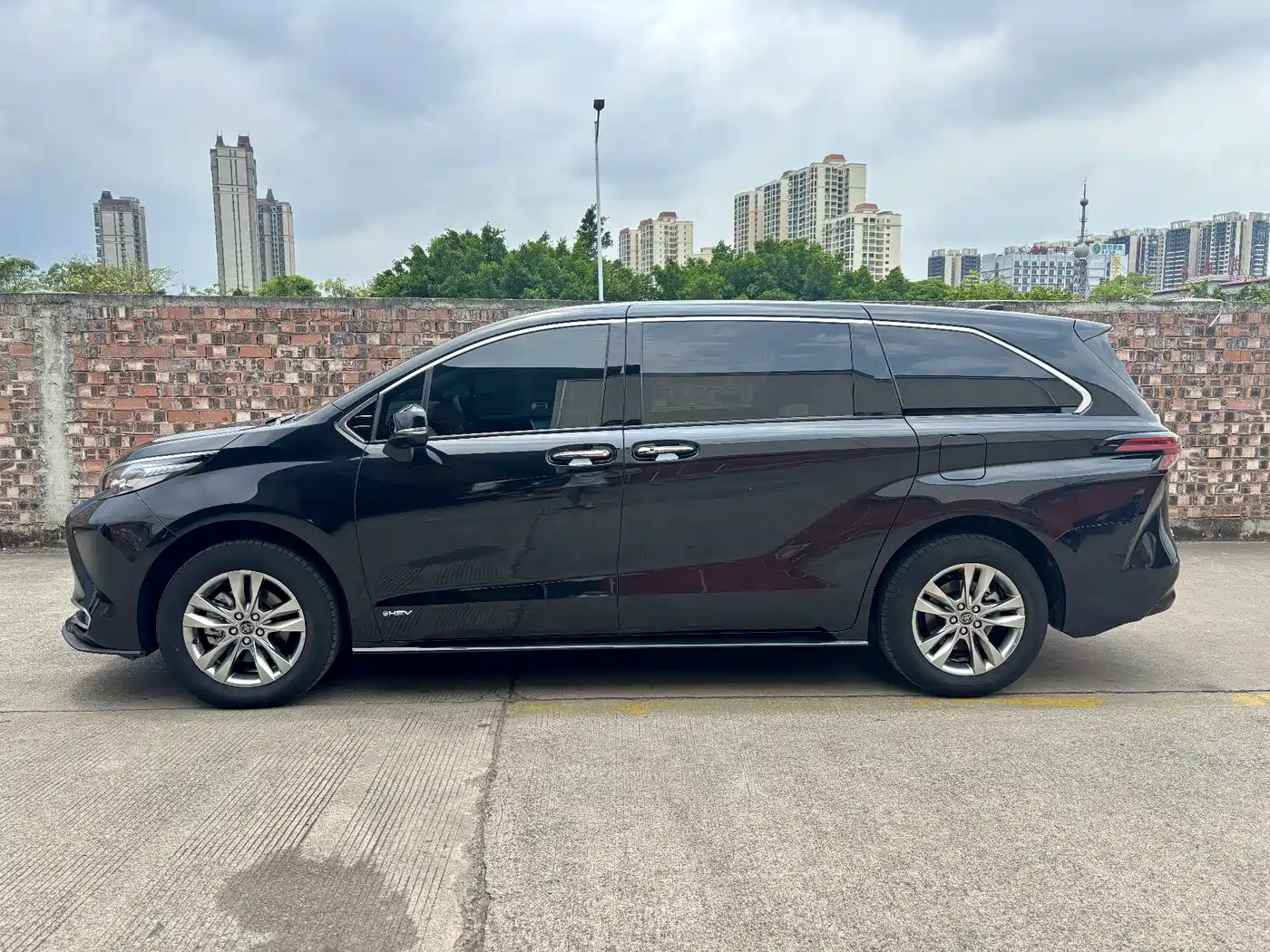 Toyota Sienna 2024 2.5L Hybrid 4WD Premium Edition фото 7