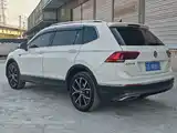 Photo 11 - Volkswagen Tiguan L
