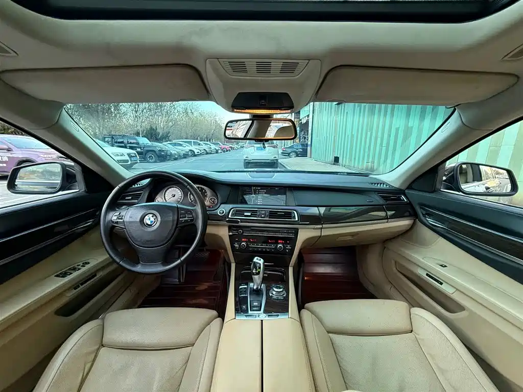 BMW 7 Series 2009 740Li Luxury фото 4