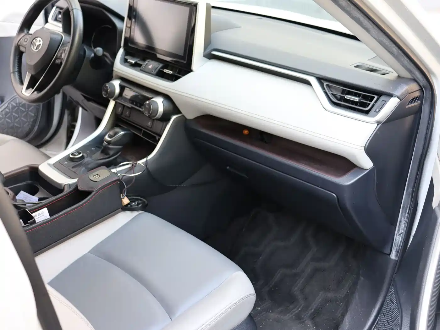Toyota RAV4 Rongfang 2020 Hybrid 2.5L E-CVT AWD Flagship Edition фото 14