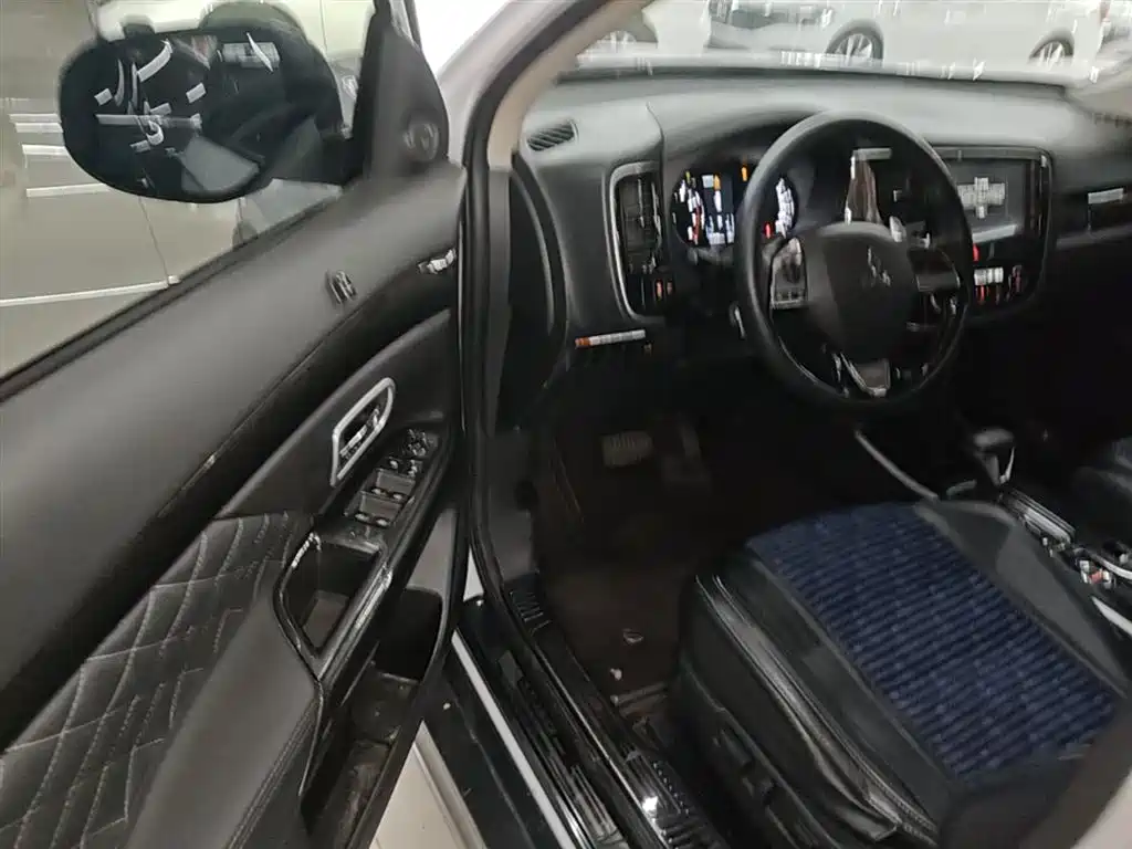 MITSUBISHI OUTLANDER
