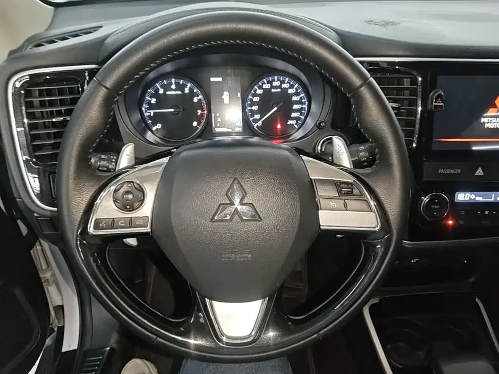 MITSUBISHI OUTLANDER