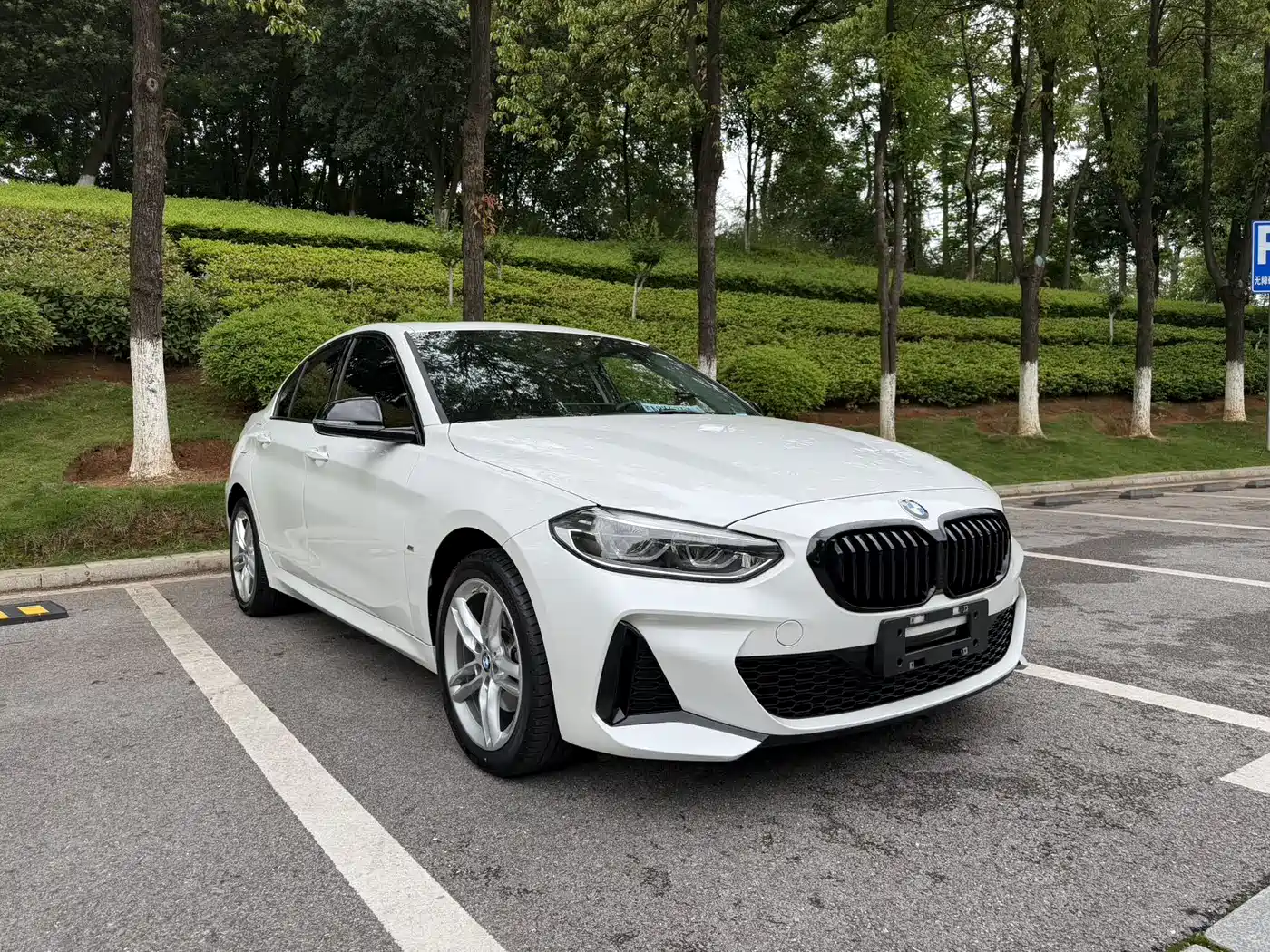 BMW 1 Series 2022 120i M Sport Shadow Edition фото 2