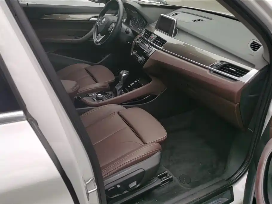 BMW X1 2018 sDrive18Li Premium Model фото 8