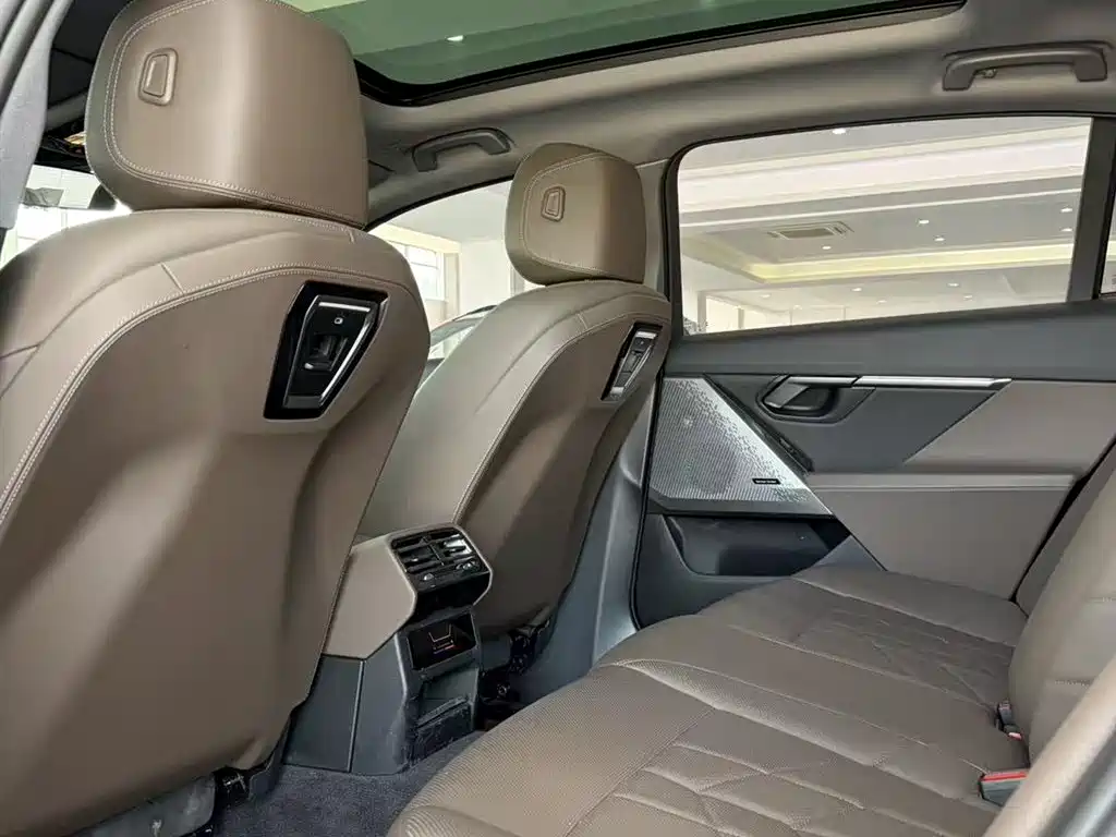 BMW 5 Series 2025 530Li Leading M Sport Package фото 14