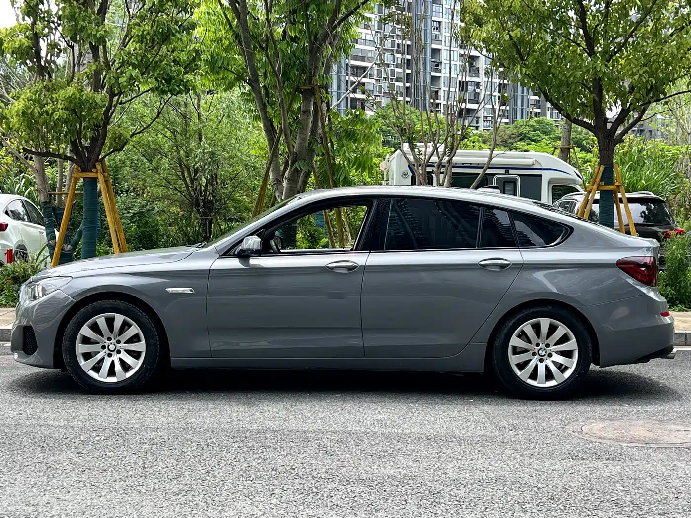 BMW 5 Series GT 2010 535i Leading Model фото 8