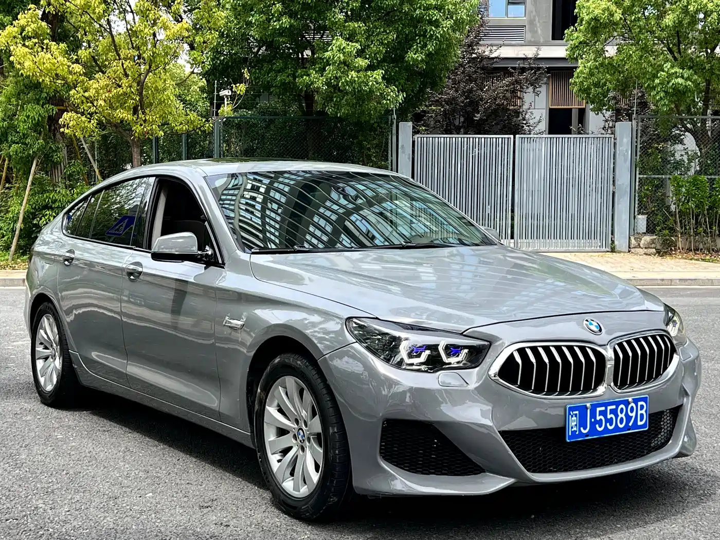 BMW 5 Series GT 2010 535i Leading Model фото 3