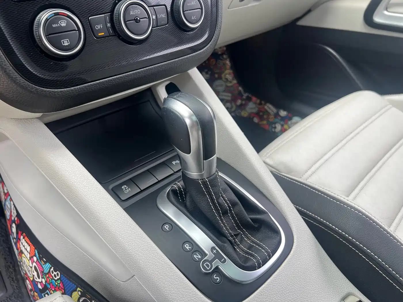Volkswagen Scirocco 2015 2.0TSI Luxury Edition фото 13