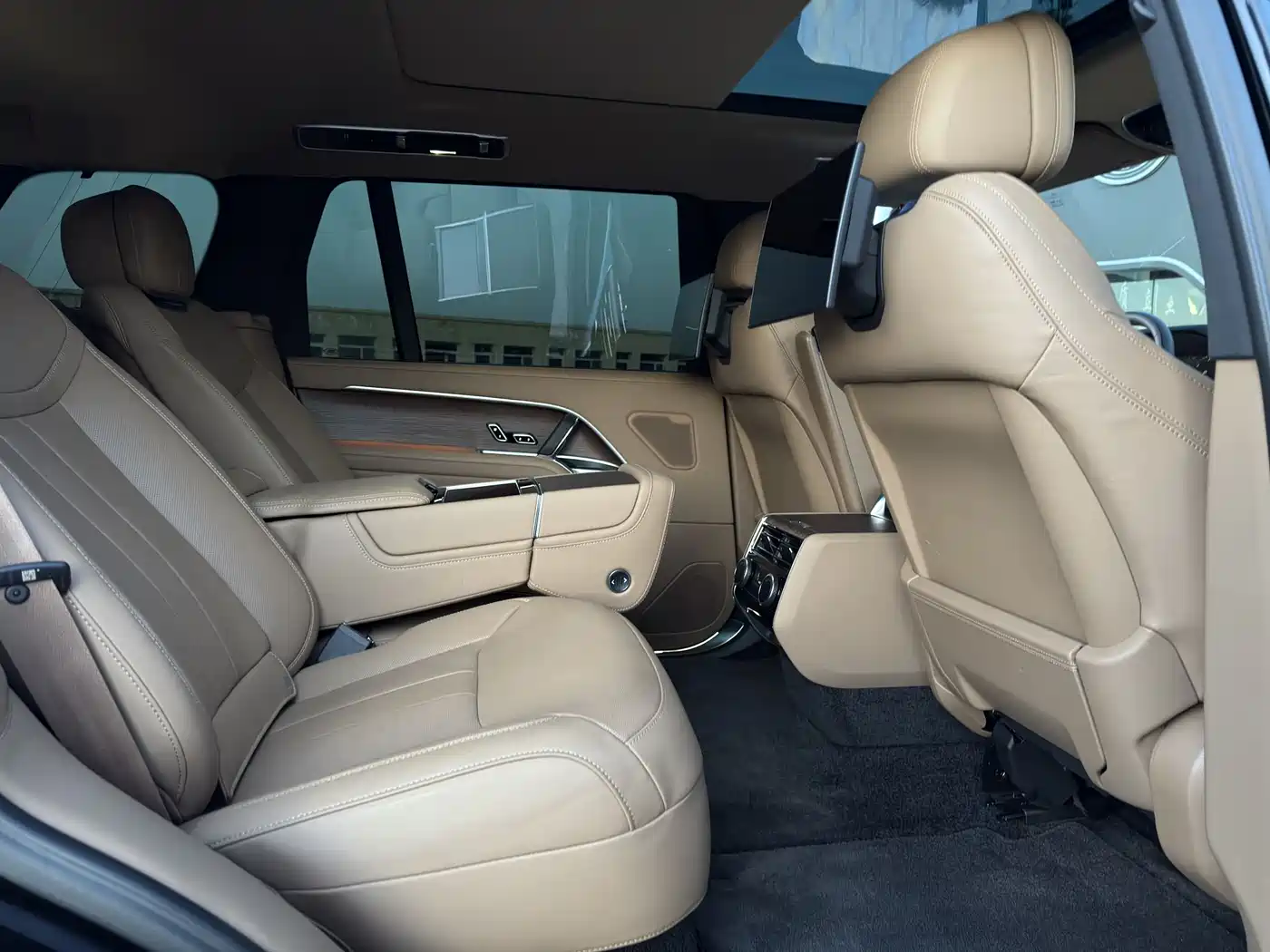 Land Rover Range Rover 2025 3.0 L6 400PS Genesis Extended Wheelbase фото 14
