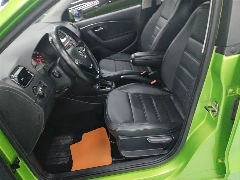 Volkswagen Polo 2014 1.6L Automatic Luxury Edition фото 7
