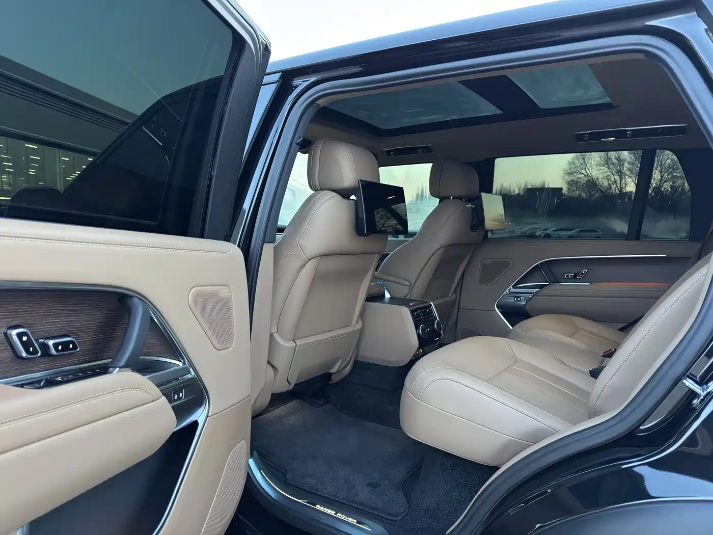 Land Rover Range Rover 2025 3.0 L6 400PS Genesis Extended Wheelbase фото 13