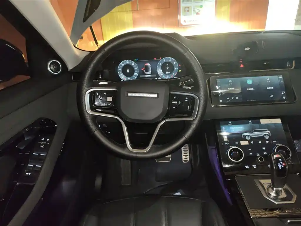 Land Rover Range Rover Evoque 2023 Range Rover Evoque L 249PS Corinthian Bronze Special Edition фото 3