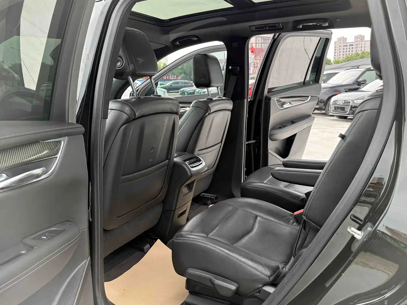 Фото 10 - Cadillac XT6