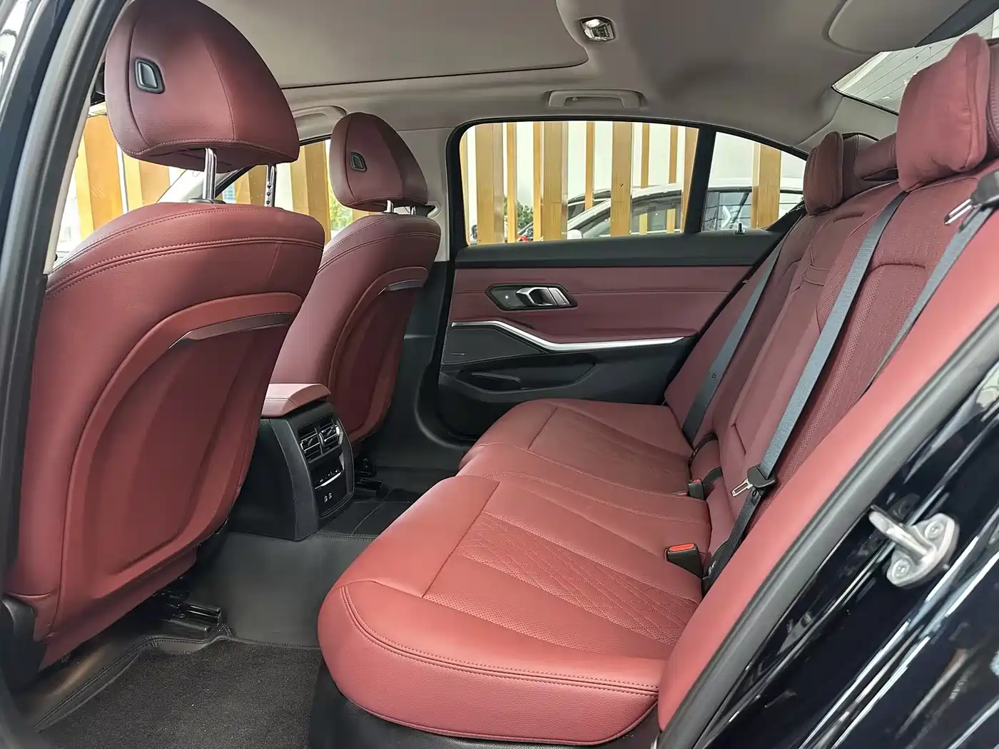 BMW 3 Series 2025 330Li M Sport Night Edition фото 7