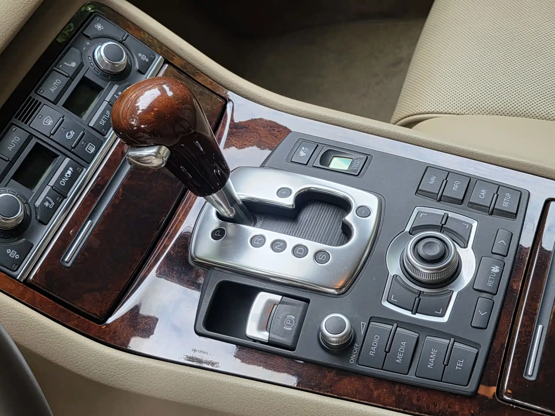 Photo 14 - Audi A8