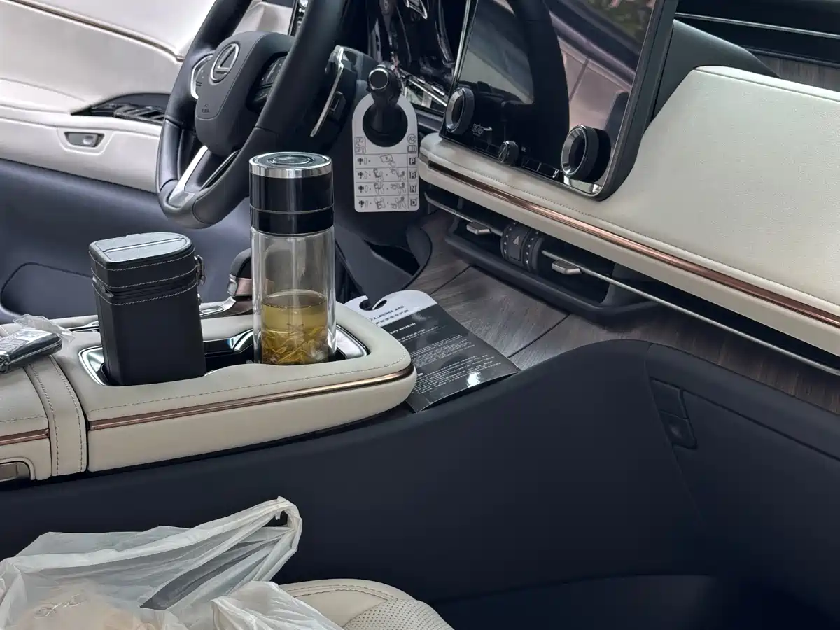 Lexus LM 2023 500h 6-Seater Prestige Edition фото 4