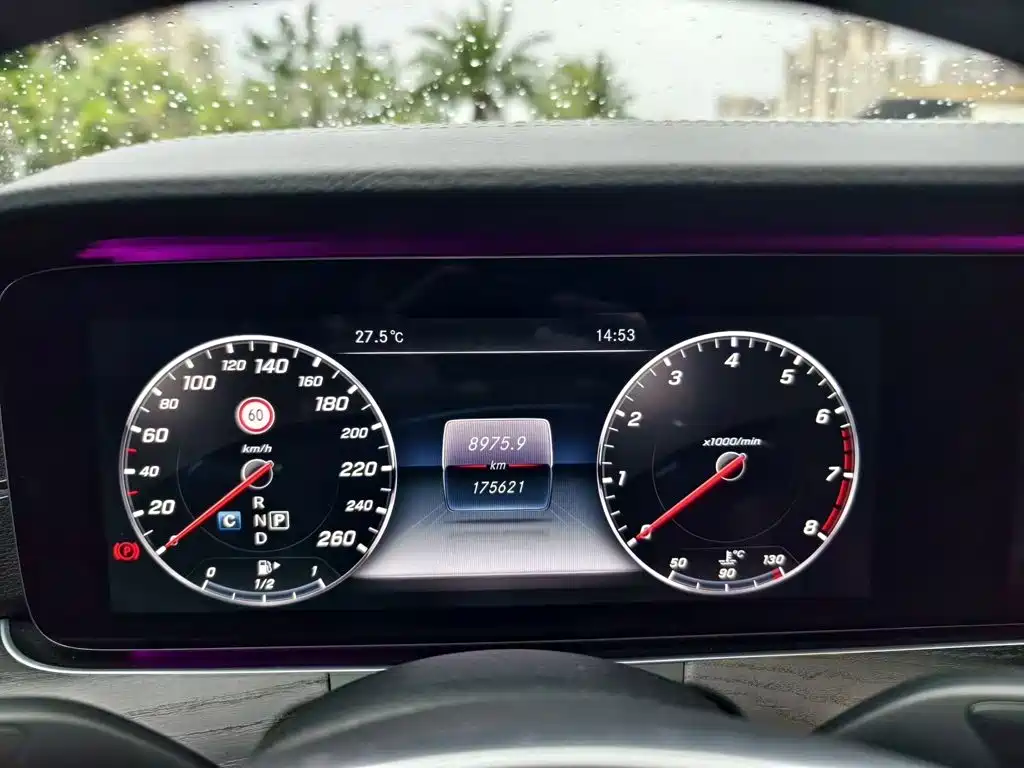 Фото 3 - Mercedes-Benz E-Class