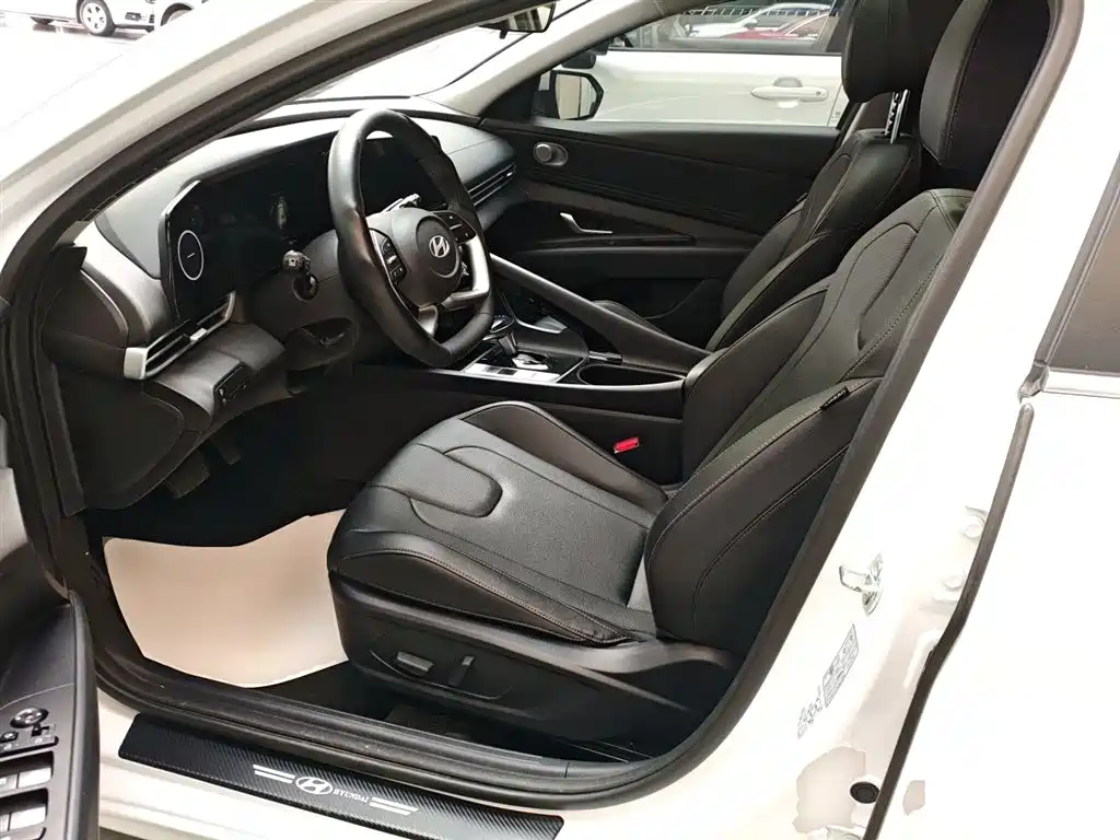 Hyundai Elantra 2023 Model 1.5L CVT LUX Premium Edition фото 13
