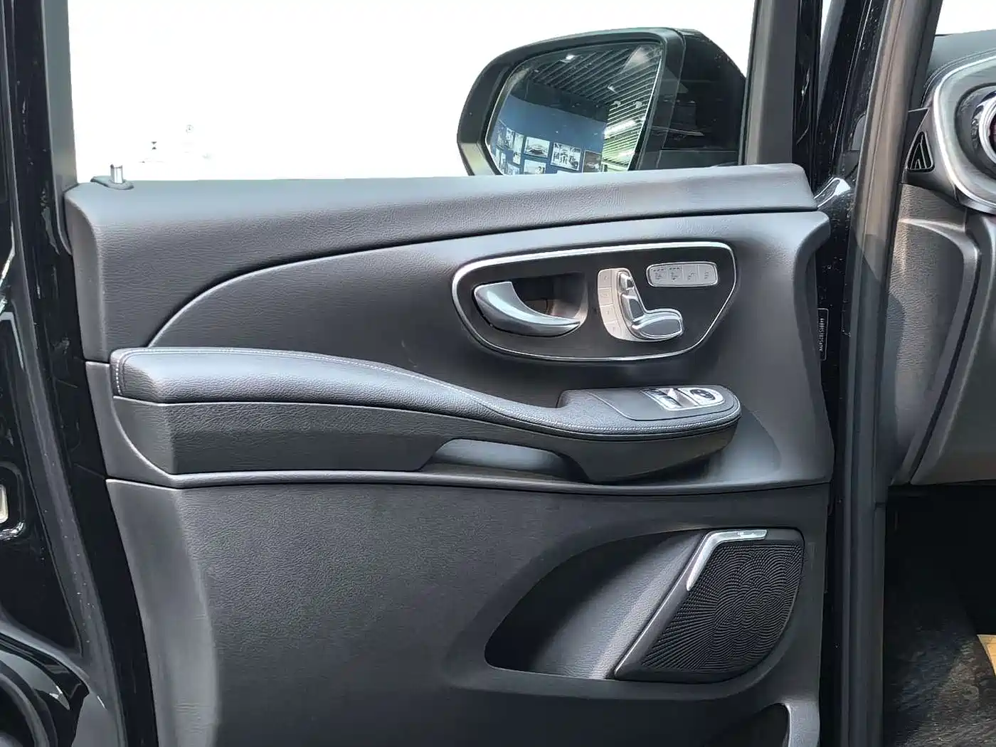 Mercedes-Benz V-Class 2026 2024 V 300 L Long Wheelbase Premium