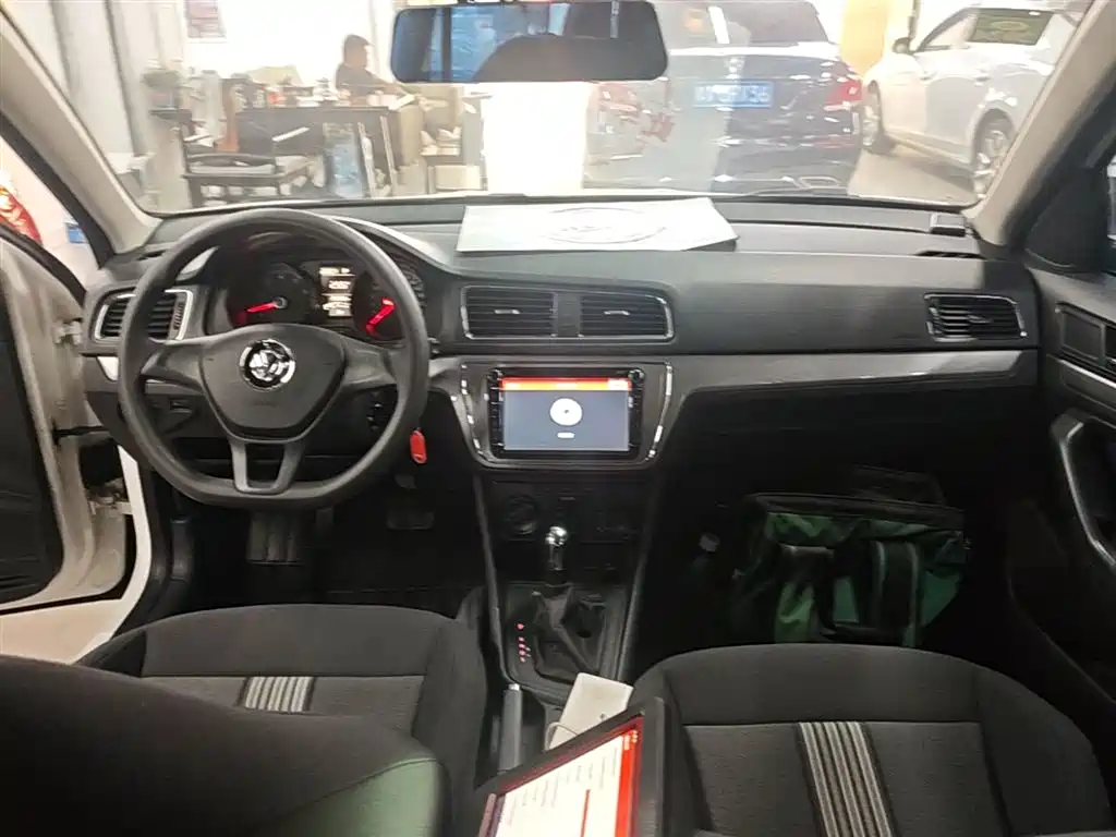 Volkswagen Lavida Tour 2015 1.6L Automatic Trend Edition фото 10