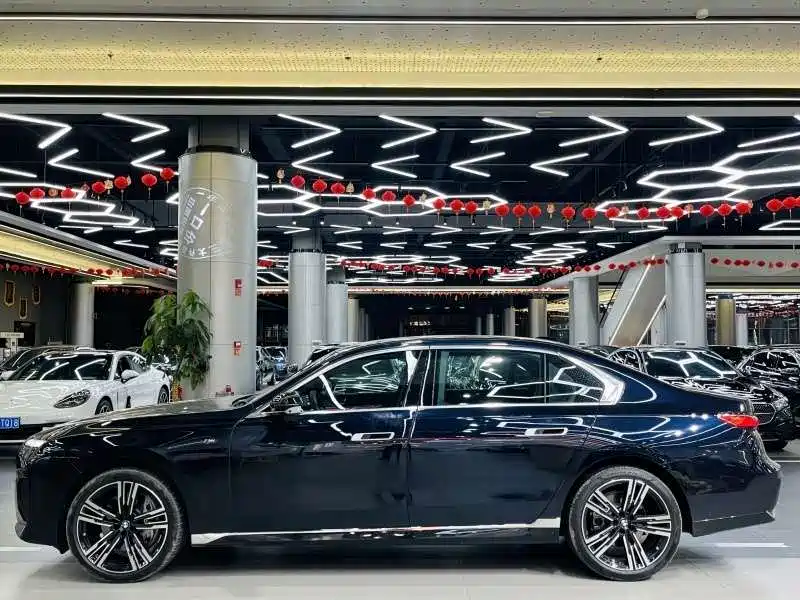 BMW 7 Series 2023 740Li Exclusive M Sport Package фото 7