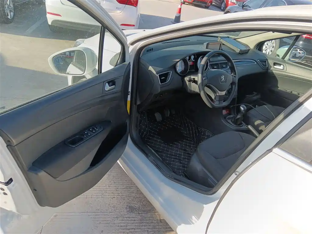 Peugeot 308 2014 Model Joy Edition Classic 1.6L Manual Superior Style фото 13