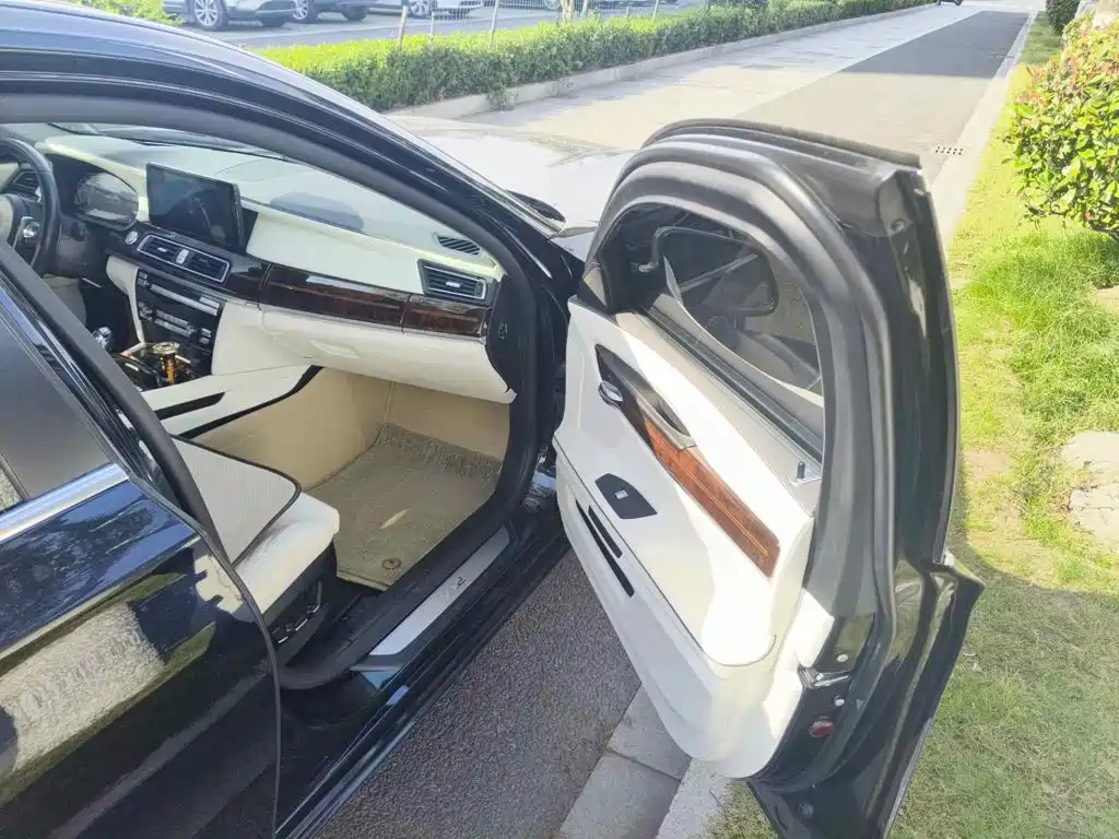 Фото 12 - BMW 7 Series