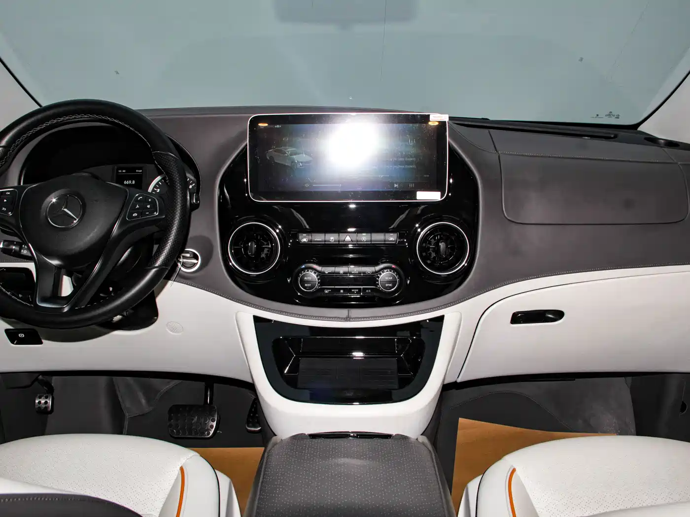 Mercedes-Benz Vito 2023 2.0T Business 7-Seater фото 12