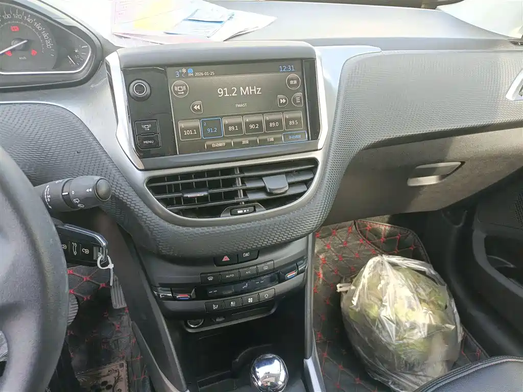 Peugeot 2008 2014 1.6L Automatic Fashion Edition фото 6