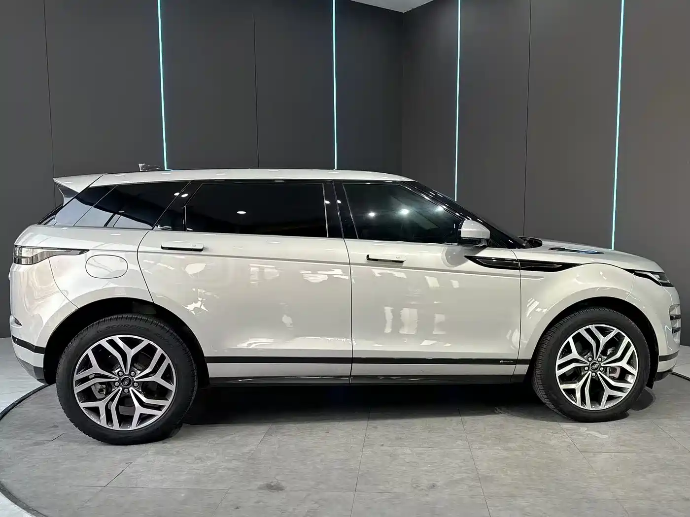 Land Rover Range Rover Evoque 2021 Range Rover Evoque L 249PS R-Dynamic S Performance Edition фото 4