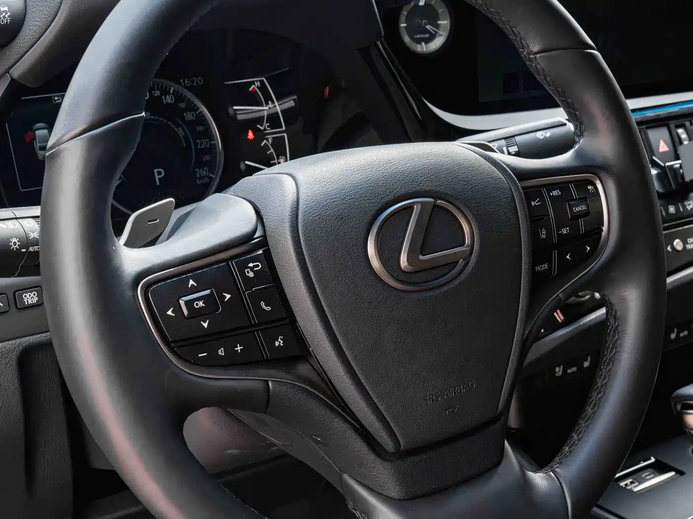Lexus ES 2022 300h Ultimate Edition фото 13