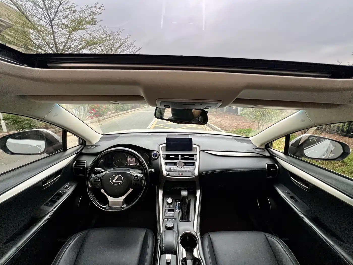 Lexus NX 2015 300h FWD Luxury фото 6