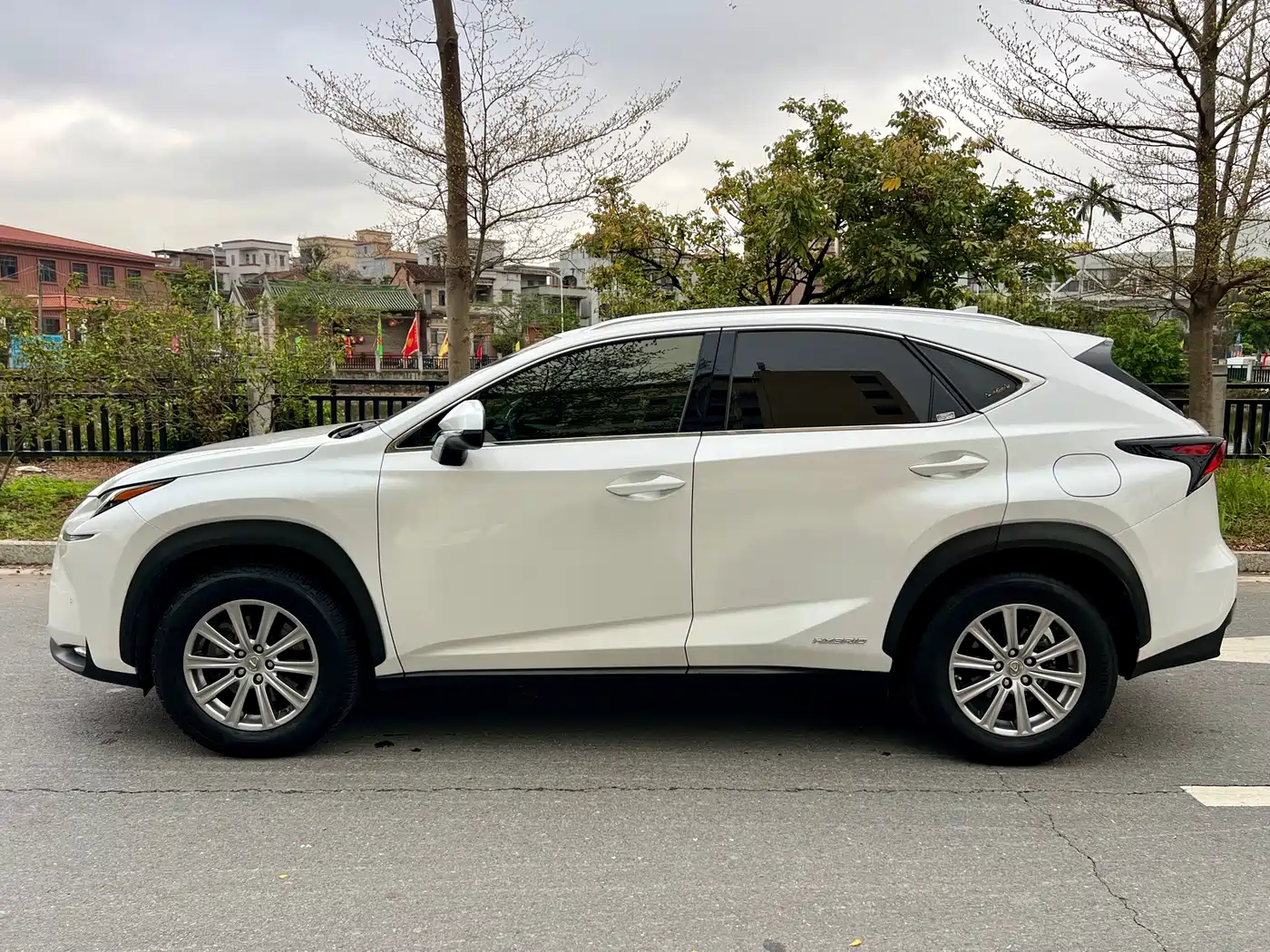 Lexus NX 2015 300h FWD Luxury фото 10
